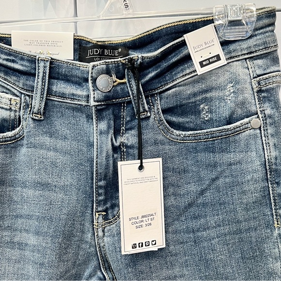 JUDY BLUE Mid Rise Light/Medium Wash Skinny Fit Jeans Sz 3/26 NWT - Picture 2 of 11